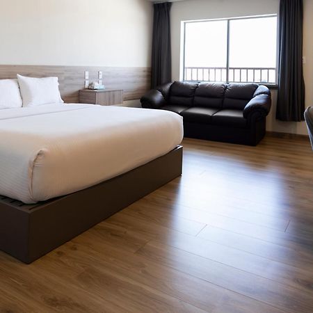 La Huerta Inn & Suites Cuauhtémoc Esterno foto